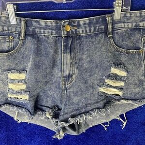 Distressed denim‎ shorts with ripped details #denimshorts